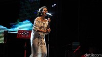 Penyanyi cantik Raisa sukses menyihir penggemarnya ketika menyanyikan lagu hitsnya yang berjudul Jatuh Hati.