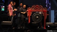 Bupati Abdullah Azwar Anas membuka pagelaran itu dengan memukul gong.