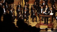 Addie MS bersama Twilite Orchestra mengadakan konser di Aula Simfoni Jakarta, Kemayoran, Jakarta Pusat, Sabtu (13/8).