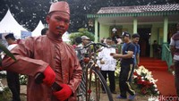 Enam kota administratif yang ada di Jakarta ikut serta meramaikan acara Lebaran Betawi dengan mendirikan rumah panggung khas betawi lengkap dengan abnon dan makanan khas daerah masing-masing.