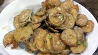 Menu spesial lainnya di restoran Aju adalah terong telur asin. Terong ini dipotong bulat-bulat kemudian digoreng dengan tepung dan dicampur telur asin. Rasanya juga mantap! (Khafifah/detikTravel)