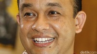 Anies menjawab pertanyaan dengan santai. Tak ada kegetiran selayaknya orang yang kehilangan jabatan. Wajahnya sering berhias senyum selama wawancara.