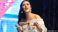 Penampilan panggung Raisa menjadi sanjungan penonton. Dia tampak seksi dan memukau dengan baju long dress putih sabrinanya.