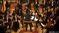 Konser bertajuk Simfoni Negeriku itu dimulai pukul 19.30 WIB.