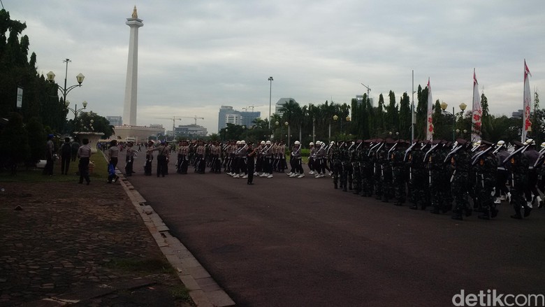 Ratusan Warga Antusias Melihat Upacara HUT RI ke-71 di 