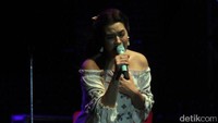 Beberapa lagu hitsnya seperti Kali Kedua, Terjebak Nostalgia, Could it be Love dan LDR juga sukses mengajak penonton menyanyi.