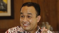 Selain mengantar anak ke sekolah, Anies juga memperbanyak silaturahmi dengan teman-temannya. Mantan Rektor Paramadina ini sempat kondangan ke Solo, menghadiri pernikahan putra Wali Kota Solo FX Hadi Rudyatmo.