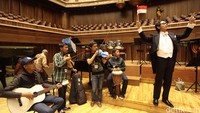 Dalam momen itu, Plago memainkan musik instrumen andalan mereka Victory dan Eksposive.