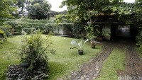 Di bagian depan rumah Anies, terhampar halaman hijau penuh rumput.
