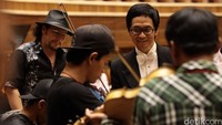 Plago menunjukkan kebolehan bermain musik instrumen di hadapan Adhie MS.