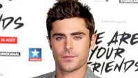 Pernah melihat Zac Efron bertelanjang dada? Ternyata ia memiliki empat puting susu lho, sama seperti Harry Styles. Namun, ia tidak malu untuk menunjukkannya. Foto: Getty Images