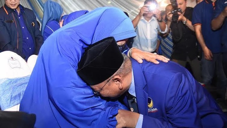 Dilantik jadi Ketua DPW Partai NasDem Jatim, Rendra Kresna Sungkem ke Ibu Dilantik jadi Ketua DPW Partai NasDem Jatim, Rendra Kresna Sungkem ke Ibu