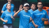 Bakal calon gubernur DKI Jakarta Sandiaga Uno berlari bersama komunitas Jakarta Berlari, Minggu (14/8/2016).