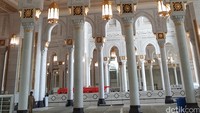 Yang sangat mencolok adalah lampu-lampu di sepanjang lorong menuju tempat salat dan di dalam arena salat. Ukurannya sangat besar dan terlihat sangat mewah. Lampu tersebut menyala sepanjang hari menyambut para jemaah yang hendak beribadah.