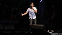 Penonton semakin antusias ketika Rizky Febian melantunkan lagu Kesempurnaan Cinta.