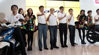 (Kiri-kanan) Ceo for Regional operation (Asian & Oceans) President and Director of Asian Honda Motor Co., Ltd Noriaki Abe, Marketing Director PT Astra Honda Motor Margono Tanuwijaya, President Director PT Astra Honda Motor Toshiyuki Inuma, Executive Vice President Director PT Astra Honda Motor Johannes Loman, Marketing Director PT Astra Honda Motor Koji Sugita, President of Honda R&D, Southeast Asia Co., Ltd. Hikaru Tsukamoto bersama brand ambassador Honda JKT48 memperkenalkan All New Honda BeAT eSP di Central Park Mall, Jakarta, Sabtu (13/08/2016).
