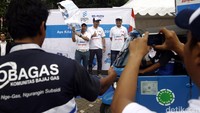 Direktur Utama PT Gagas Energi Indonesia - anak usaha PT Perusahaan Gas Negara (Persero) Tbk (PGN) - Achmad Cahyadi (tengah) didampingi Deputi Komersial Dian Kuncoro dan Direktur Keuangan Ariadi (Kanan) secara simbolis melepas 700 bajaj gas gratis di MRU PGN Station IRTI Monas, Minggu (14/8/2016).