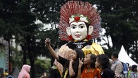 Anak-anak berfoto bersama ondel-ondel.