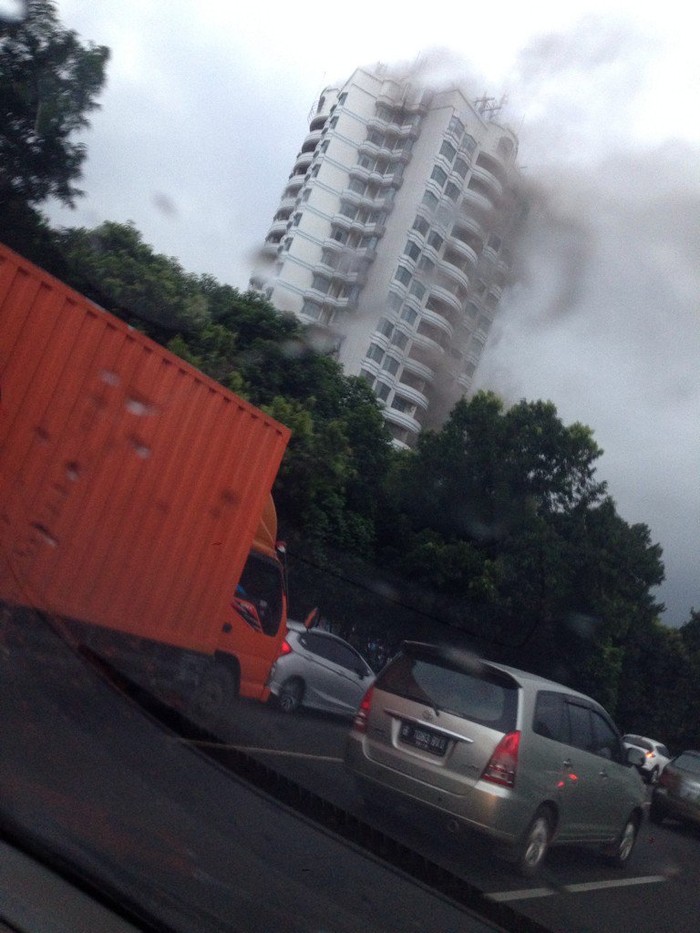 Apartemen di Cilandak Terbakar, 30 Unit Mobil Damkar Diterjunkan