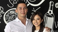 Samuel kenakan kemeja putih, celana khaki dan sepatu coklat. Sementara Franda cantik dibalut dress putih dan heels warna senada. Pool/Noel/detikFoto.