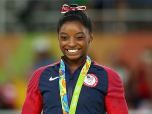 Simone Biles Pakai Gaun Prom untuk Hadir di MTV VMA 2016