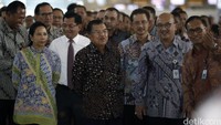 Kedatangan Wapres JK ini sebenarnya untuk menghadiri peluncuran fasilitas layanan perbankan BNI dan BRI di Terminal 3. Sebelum acara dimulai sekitar pukul 16.00 WIB, sekitar pukul 14.30 WIB Wapres JK berkeliling didampingi sejumlah menteri.