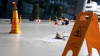 Garis pembatas juga dipasang agar pengunjung tidak melewati area yang diperbaiki.