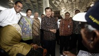 Mereka sempat berkeliling meninjau panggung budaya, counter Garuda Indonesia, menyapa penumpang dan terakhir beristirahat di Lounge Garuda.