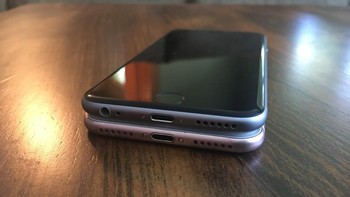 Apple merupakan salah satu vendor yang pertama menghilangkan headphone jack di ponselnya. Keputusan ini awalnya dikeluhkan oleh pengguna iPhone dan menjadi bahan olok-olok vendor lain, yang belakangan mengikuti langkah Apple. Foto: istimewa/thenextweb