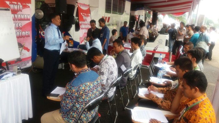 200 Pengemudi Taksi Online Jalani Uji SIM A Umum di Monas