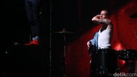 Lagu berjudul Light Tunnels menjadi pembuka sebelum mereka menyapa belasan ribu penontonnya di panggung utama WTF Stage di Kawasan Parkir Timur Senayan, Jakarta, Sabtu (13/8/2016) malam. Asep Syaifullah/detikHOT.