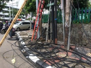 Rambu Lalu Lintas yang Roboh di Caringin Biak Dievakuasi, Macet Terurai