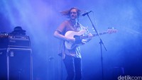 Hujan deras sedari sore ternyata tak mampu menahan euforia para penonton untuk menikmati penampilan band asal Australia itu. Reno Hastukrisnapati/detikFoto.