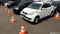 Angkutan umum berbasis online mengantre untuk melakukan uji KIR.