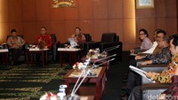 Rapat itu membahas APBN dan perkembangan perekonomian global serta pengaruhnya terhadap keuangan negara.