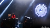 Penampilan Mark Ronson di panggung We The Fest 2016, Senayan, Jakarta Pusat akhir pekan lalu.