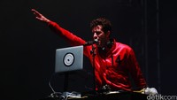 Mark Ronson langsung menggempur dengan hits-hits lawas seperti Jump Around milik House of Pain.