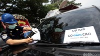 Seratusan angkutan umum berbasis online seperti GoCar, GrabCar, dan Uber melakukan uji KIR.