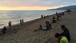 Menanti Sunset Memesona di Pantai Meninting Lombok
