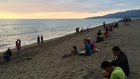 Foto: Pantai tersebut memang termasuk salah satu spot cantik buat menikmati sunset. Dari anak-anak sampai orangtua pun banyak yang melihat sunset di sini (Ahmad Masaul/detikTravel)