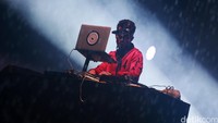 Satu lagu karya musisi Tanah Air, yaitu DJ Dipha Barus berjudul No One Cant Stop us juga dibawakan oleh musisi asal Inggris tersebut.