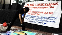 Para pelukis yang unjuk kebolehan ini tergabung dalam Komunitas Perupa Kota Tua.