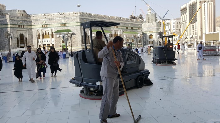 Petugas Kebersihan Masjidil Haram