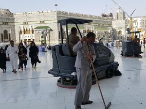 Hanya Butuh 35 Menit, Ini Proses Pembersihan Masjidil Haram