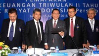 Direktur Utama BRI Asmawi Syam (tengah) bersama jajaran direksi memberikan keterangan kepada awak media saat laporan kinerja keuangan BRI Triwulan II 2016.