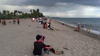 Foto: Menjelang sore, banyak yang duduk santai di tepi pantai. Menanti mentari mentari tenggelam perlahan (Ahmad Masaul/detikTravel)