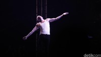 Penonton menggila tak karuan, bergoyang dan berlompatan saat Macklemore & Ryan Lewis membawakan hits Cant Hold Us. Reno Hastukrisnapati/detikFoto.