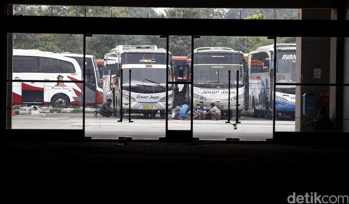 Terminal Pulogebang merupakan terminal terbesar se-Asia Tenggara. Terminal yang beroperasi pada bulan juli masih sangat sepi pengunjung.