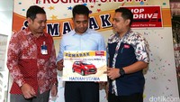 Vice Prisident Consumer Deposit Group Bank Mandiri Reza Adriansyah, Chief Marketing Executive Astra Otoparts Rio Sanggau dan Indra Nugraha Retail Division Head Astra Otoparts berbincang usai melucurkan progran undian Semarak Shop & Drive, Ganti Oli Mobilmu, Bawa Pulang Mobil Baru di Jakarta, Senin (15/8/2016).