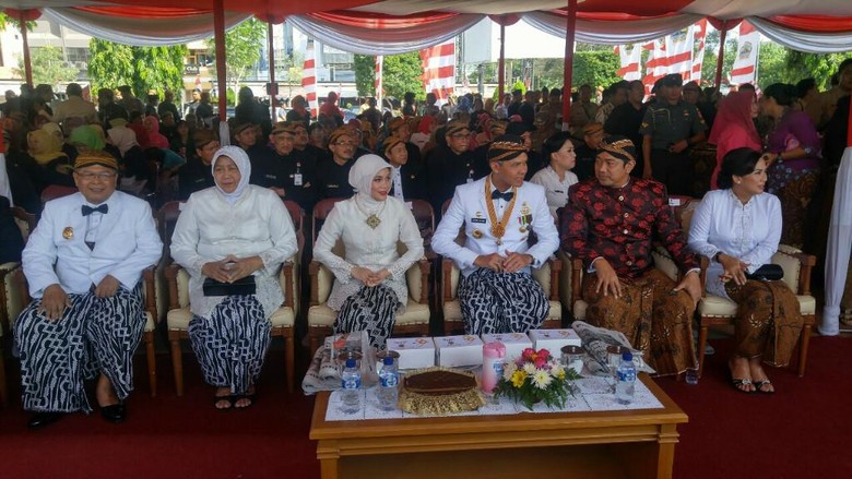 Gubernur Ganjar dan PNS Kenakan Baju  Adat  Sat Upacara HUT 